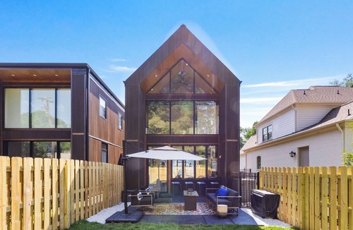 Barclay Downs House | Urban Luxury Townhouse near Southpark and Quail Hollow - 2BR , Private backyard