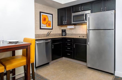 Downtown Tampa Hotel | Urban Oasis: Queen Suite w/gym, Pool & Breakfast