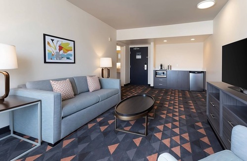 Florida Center Apartment | Vacation Starts Here! 2 Amazing Rooms, On-site Pool, Shuttle Service, Parking