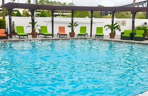 Florida Center Apartment | Vacation Starts Here! 2 Amazing Rooms, On-site Pool, Shuttle Service, Parking