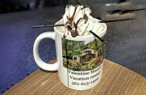 Highlands House | Valentine Manor Retreat with 50 mile views only 5 minutes to town!