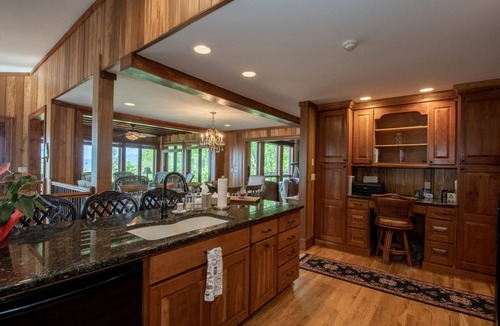 Highlands House | Valentine Manor Retreat with 50 mile views only 5 minutes to town!