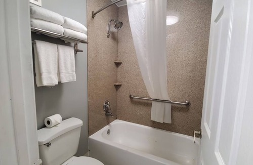 Vero Beach Hotel | Vero Beach Inn and Suites | Queen Standard Room | Near Vero Beach Outlets