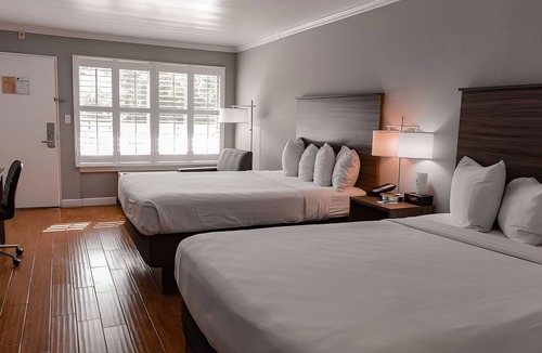 Vero Beach Hotel | Vero Beach Inn and Suites | Queen Standard Room | Near Vero Beach Outlets