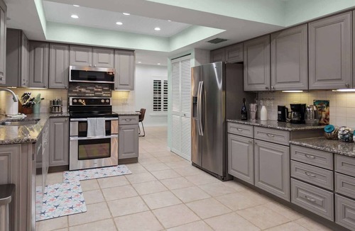 Wabasso Beach House | Vero Oaks (Stroll to beach + Mini Golf + Jacuzzi)