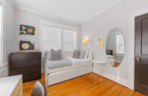 Dilworth House | Vibrant and Cozy 2BR near Uptown with Balcony