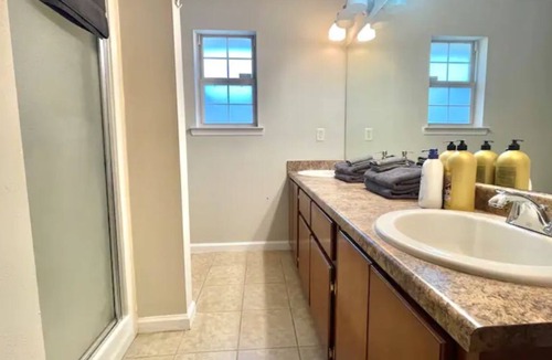 Hinesville House | Vibrant Family Home, Ping Pong table & Large Yard