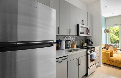 NoDa Apartment | Vibrant Loft, King Bed, NoDa Area, Free Parking, Rooftop & Terrace