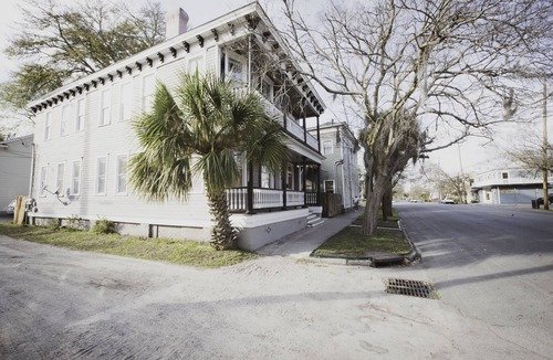 Thomas Square House | Victorian District Duplex ★ 2 APTS & 6 BDRS ★ Just 2 blocks to Forsyth Park!