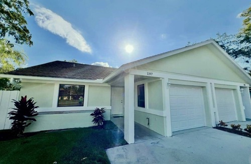 Greenview Shores House | Villa 10 mins to WEF ~ Fenced Yard ~ Pet Friendly