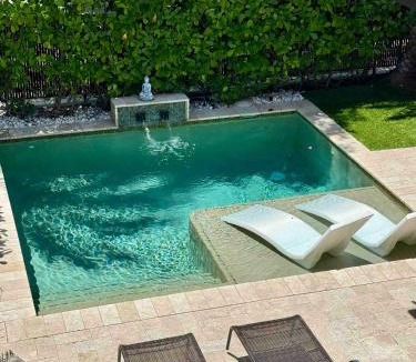 Flamingo Parks House | Villa del Flamingo - Modern Living & Poolside Escape in Flamingo Park