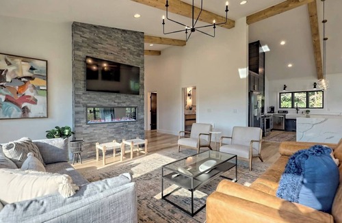 Hayesville House | Vineyard House “Casa Tra Le Vigne” by Chatuge Home Concierge | Lake Access · Firepit · Ping Pong