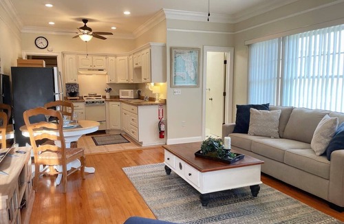 Florida South Atlantic Coast Apartment | Vintage Lakefront 1-bedroom apartment at Villa Lotela in Avon Park - Apt. # 2