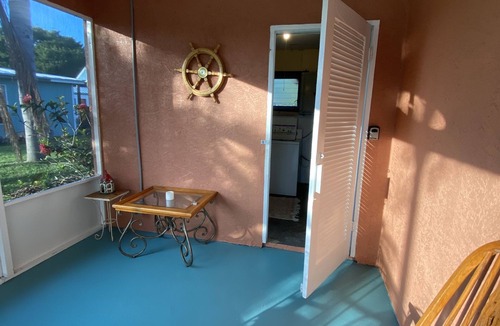 Rock Ridge House | Vintage Vero Bungalow II