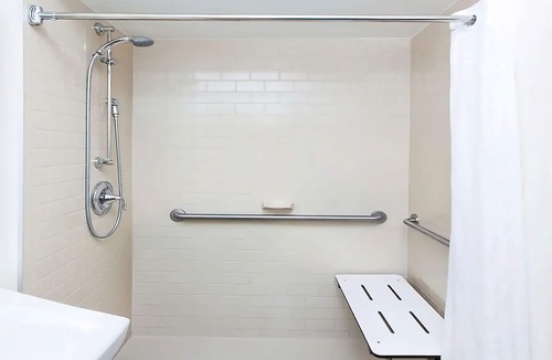 Ashley Oaks Hotel | Visit the Lakeshore Park! Private Kitchen & FREE Parking! Pets Allowed, Gazebo!