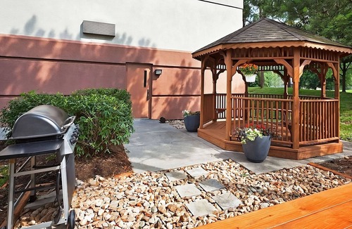 Ashley Oaks Hostel | Visit the Lakeshore Park! Private Kitchen & FREE Parking! Pets Allowed, Gazebo!