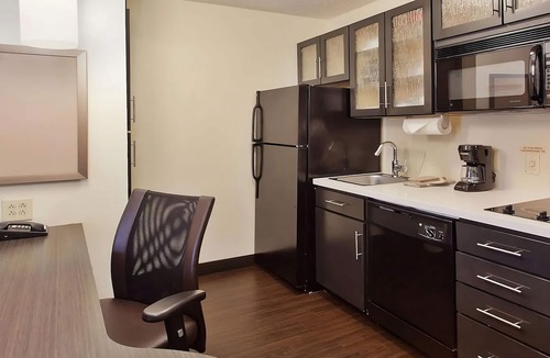 Ashley Oaks Hotel | Visit the Lakeshore Park! Private Kitchen & FREE Parking! Pets Allowed, Gazebo!