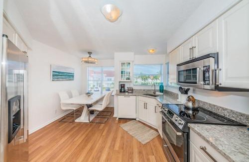 Isla del Sol House | Vista Verde E Beautifully Updated, Contemporary Condo