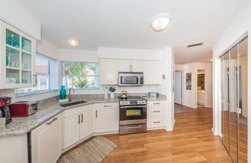 Isla del Sol House | Vista Verde E Beautifully Updated, Contemporary Condo