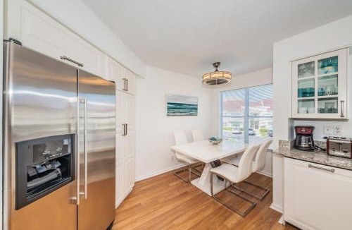 Isla del Sol House | Vista Verde E Beautifully Updated, Contemporary Condo