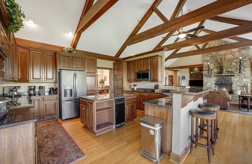 Royal Pines House | Vista View Lodge | 7BR Group Retreat + Hot Tub, Views & Biltmore Pass