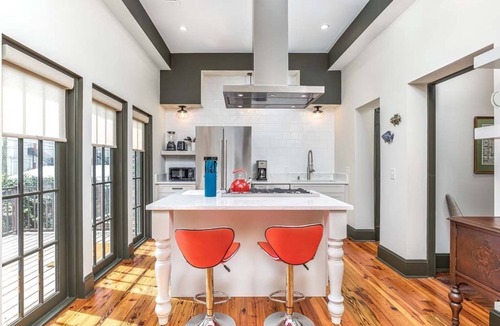 Savannah Victorian District House | Waldburg Terrace | Pet Friendly, Historic Savannah!