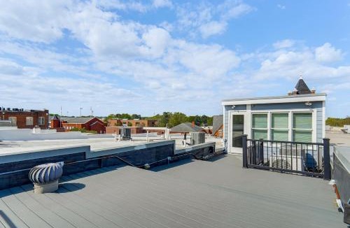 Terry Sanford Apartment | Walk Downtown | Rooftop Patio + 2 King Beds
