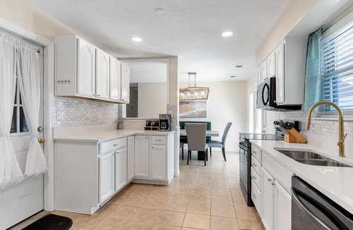 Bayview House | Walk to Beach! Fully Updated with a Hot tub!