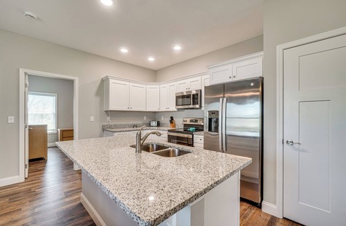 Crossville House | Walk to Cumberland County Playhouse! Modern Home