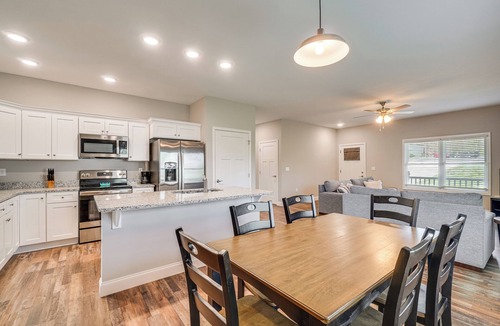 Crossville House | Walk to Cumberland County Playhouse! Modern Home