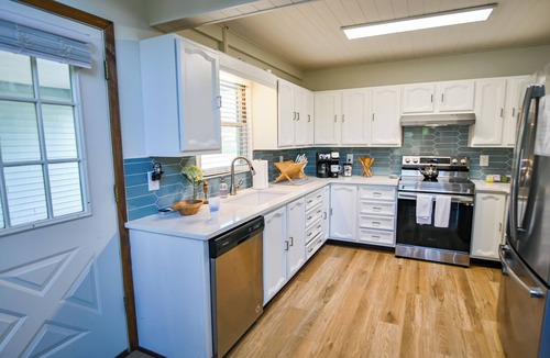 Eatonton House | Walk to Dinner! Waterfront, Updated, Prime Location - Back Home Oconee