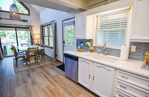 Eatonton House | Walk to Dinner! Waterfront, Updated, Prime Location - Back Home Oconee