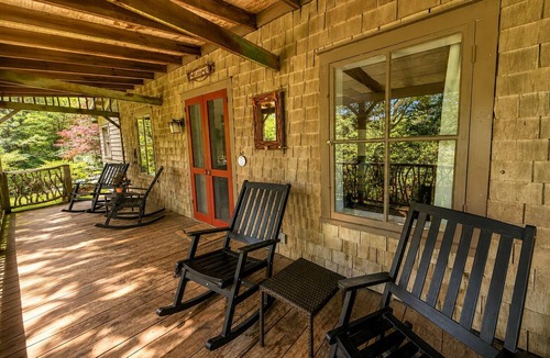 Highlands Cabin | Walk to DT Highlands | Designer Cabin | Fireplace | Fenced Yard | Dog Friendly