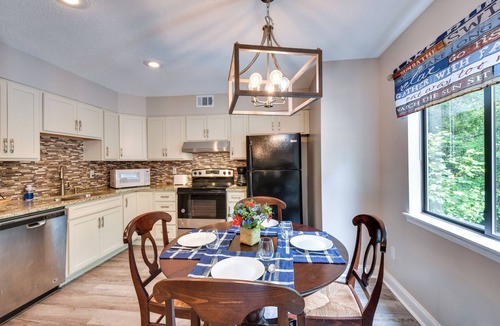 Salem House | Walk to Lake Keowee: Salem Townhome w/Deck