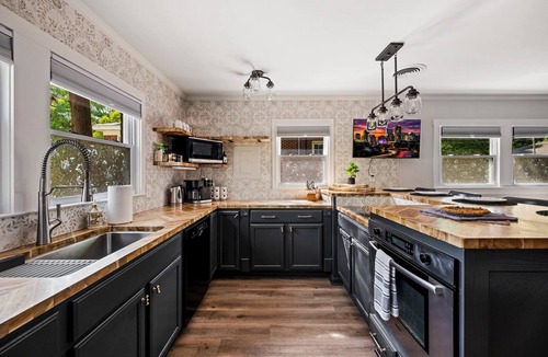 University Park House | Walk to NC State & Village District + Firepit, Grill, Cornhole + 2 Kitchens