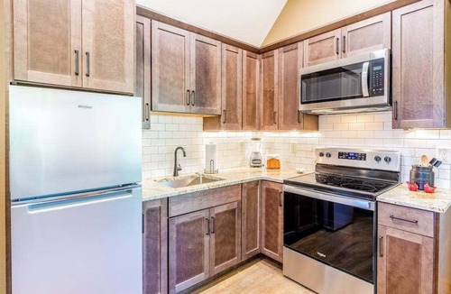 Glenville Apartment | Walk-up apartment with resort amenities: firepit, sports courts & hiking