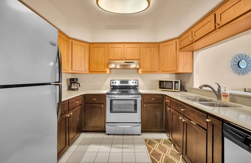 Chic's Beach House | Walking distance to the beach and restaurants!