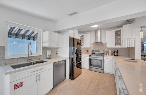 South New River Isles House | Waterfront Bungalow / Heated Pool / Pineapple Key