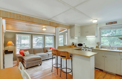 Townville Cabin | Waterfront Cabin w/Private Dock on Lake Hartwell!