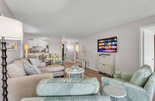 Winter Haven Condo | Waterfront Condo w/Pool access, Dock, Patio Views & 3 Miles from LEGOLAND