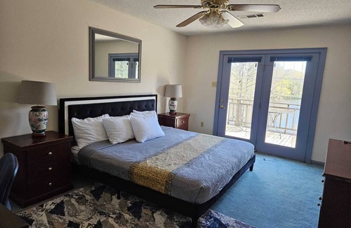 Olive Branch House | Waterfront Estate – 10-Sleeping Area Retreat on Private Lake