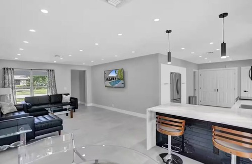 Central Fort Lauderdale House | Waterfront Home w/Heated Pool - Mini-Golf - 4 Bedrooms - Sleeps 10