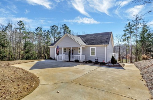 Townville House | Waterfront Lake Hartwell home with dock in place! 30 min to Clemson