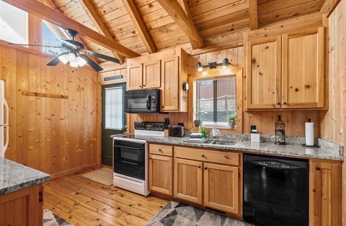 Six Mile Ski Chalet | Waterfront LAKE KEOWEE Chalet near Clemson University