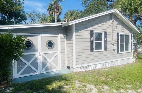 Bay Crest Villa House | Waterfront Palm Cottage