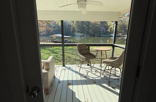 Mayhew House | WATERFRONT renovated 3 bdrm quiet safe area pet friendly restaurants shops near