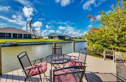 Trafalgar House | Waterfront Villa 3BR, Pool & Whirlpool heated/saltwater, cute turtles
