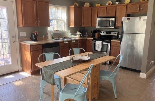 Harriman House | Watts Bar Lakefront Charming 1-bedroom house & dock in Kingston, Harriman