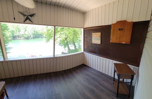 Salem House | We invite you & your family to spend your vacation at our 5 bdrm Lakefront Home.