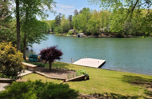 Salem House | We invite you & your family to spend your vacation at our 5 bdrm Lakefront Home.